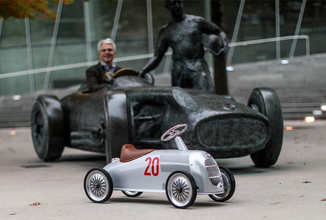 Roadster Auto Union Type C devant sculpture bronze