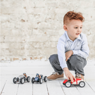 Enfant avec une petite voiture jouet Racing Car rouge Baghera