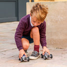 Enfant jouant avec des Racing Car Baghera