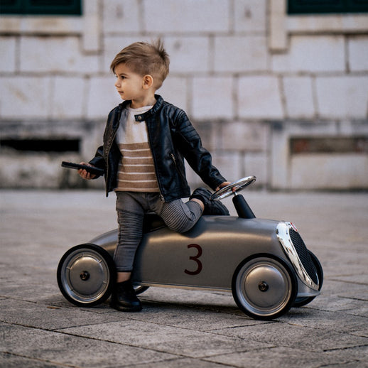 Enfant jouant avec son Rider Silver Baghera