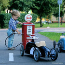 Enfant jouant avec une station essence Baghera