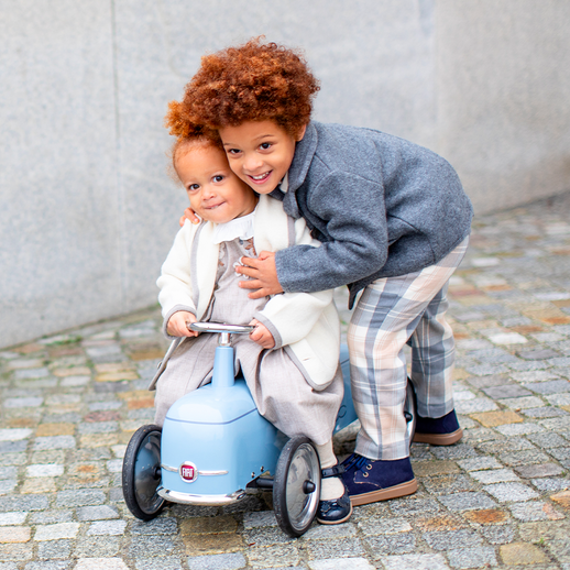 Enfants jouant avec un porteur Fiat 500 Baghera