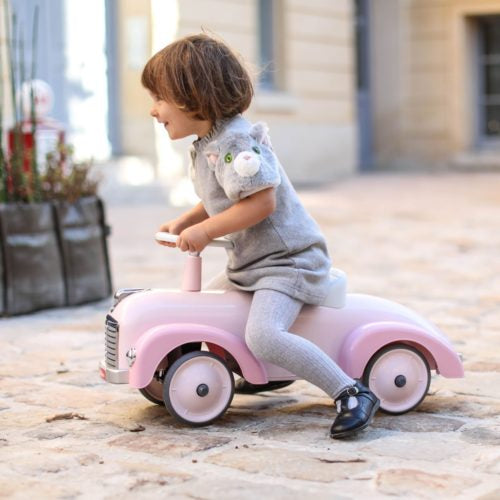 Enfant jouant avec un Porteur Rose Baghera