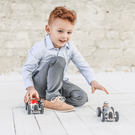 Enfant jouant avec des Racing Car Baghera