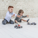 Enfants jouant avec des petites voitures Racing Car Baghera