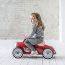 Petite fille sur son porteur Rider rouge Baghera