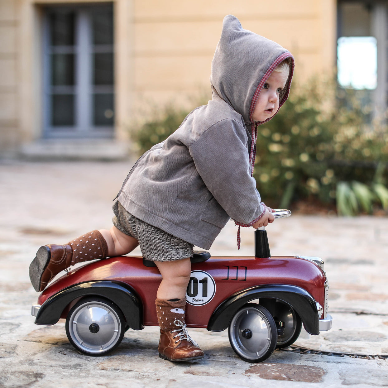 Enfant jouant avec Speedster rouge et noir Baghera