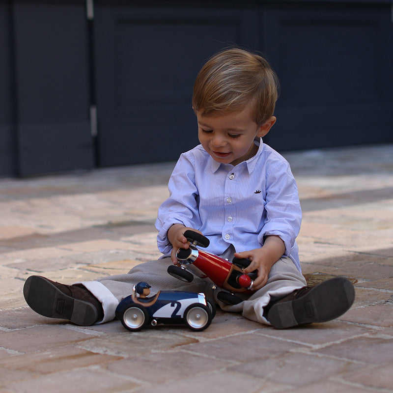 Enfant avec des voitures jouet Racing Car Baghera
