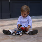 Enfant avec des voitures jouet Racing Car Baghera