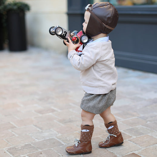 Enfant portant des Racing Car Silver Baghera