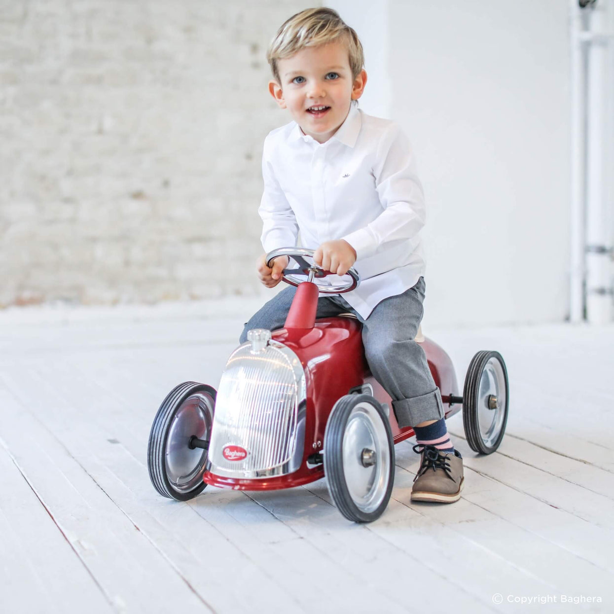 Enfant sur son Rider rouge Baghera