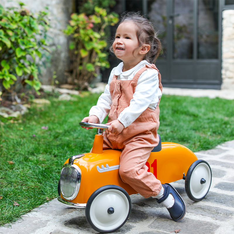 Petite fille sur un porteur Roadster Camel Baghera
