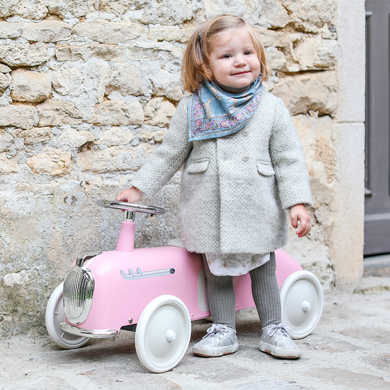 Petite fille avec son porteur Roadster Rose Baghera