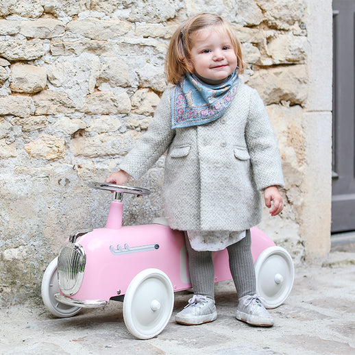 Petite fille avec son porteur Roadster Rose Baghera