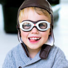 Enfant portant un chapeau et des lunettes de pilote Baghera