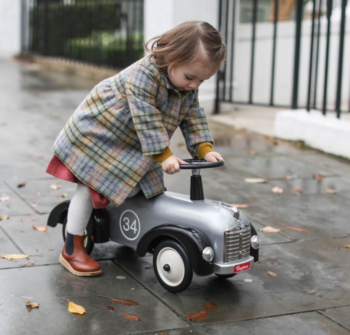 Enfant jouant avec Speedster silver Baghera